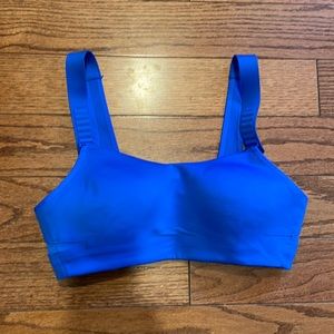 Lululemon Sports Bra with clasp and adjustable straps 34c
